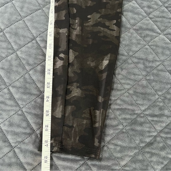 Spanx Leggings Womens XL Camo Faux Leather Matte Shine Shaping High Rise B28 - Picture 8 of 9